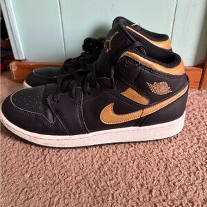 Nike Air Jordan 1 mid black metallic gold youth kids 7Y shoes sneakers high top